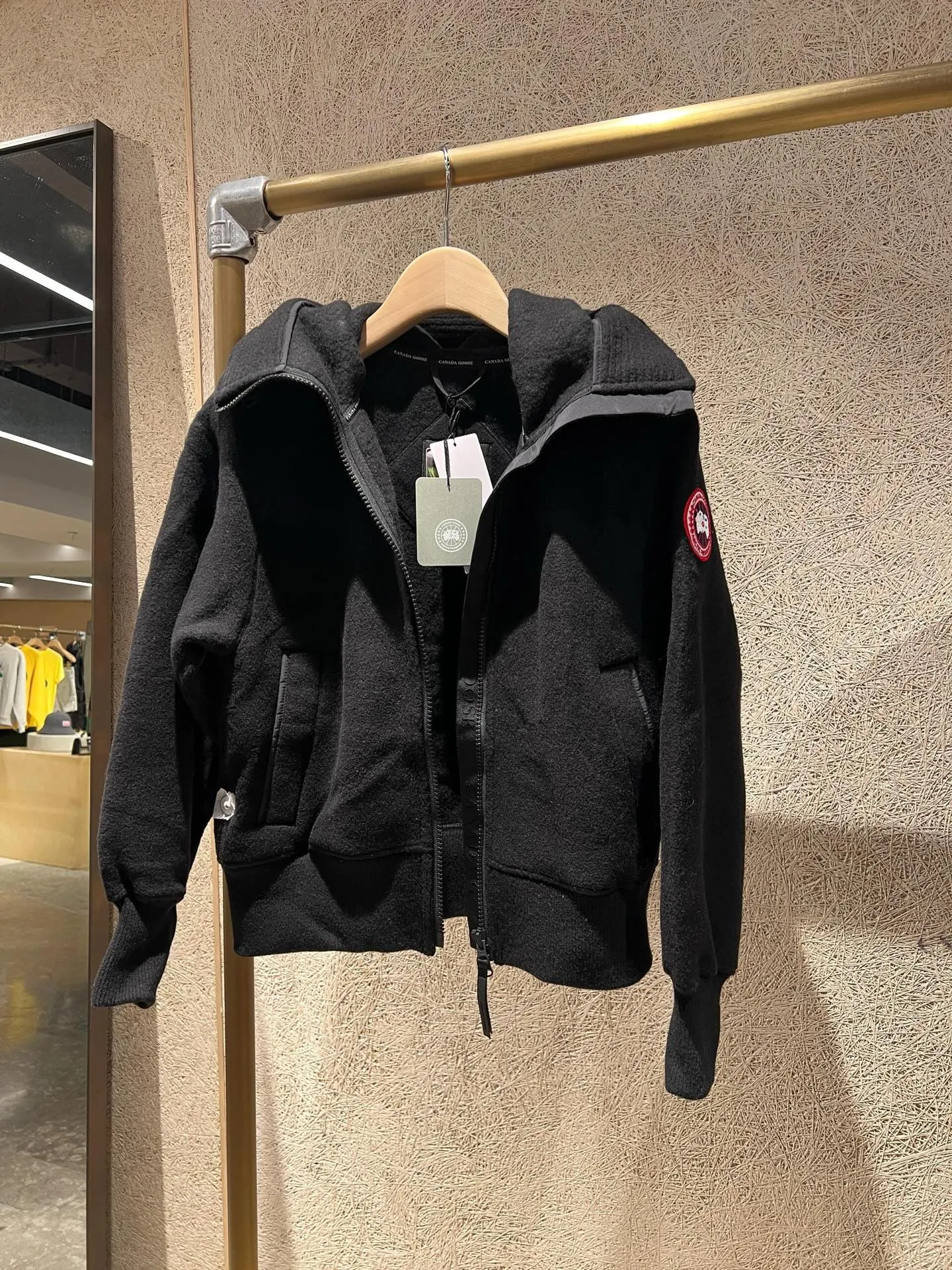P660 Big Goose White Label Hooded Cashmere Sweatshirt Jacket [Original Mold] [Perfectly Restored] Canada Goose Canada Goose SS22 Chilliwack Humanature 01 Logo Label Zipper Drawstring Hooded Fleece Long Sleeve Bomber Jacket 7102W1 Exclusively customized wool fabric. Only compared with ZP. The popularity of this season’s new style does not require any elaboration. The fabric is warm and comfortable long plush. It is easy to put on and take off. High-tech breathable space cotton liner. It makes the entire garment very stiff and soft, comfortable and lightweight at the same time. Breathable, soft, not sweaty, lightweight, stylish, and non-deformable. The iconic double-striped reflective strips are designed behind the collar and hood. No detail is missed. High-density goose badge. All threaded accessories are customized. Three colors to choose from. Each one is super western. The upper body effect is very high-end. The loose version is not bloated at all. It is quite fashionable. It can be said that it is a very unique design. This year's must-have style is the same for men and women🔥 Color: black color code, dark gray, goose egg yolk Size: XS.-M